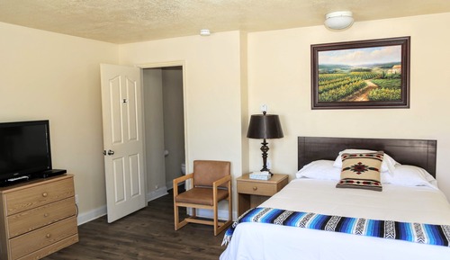 1 Queen Bed, Sleeps 2