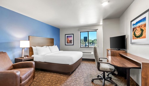 Room, 1 King Bed (w Recliner)