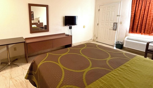 Room, Non Smoking, Kitchenette (Queen Bed)