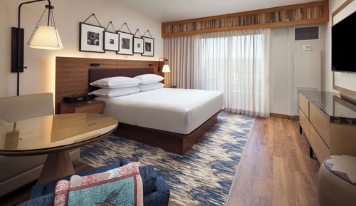 Deluxe Room, 1 King Bed, Pool View