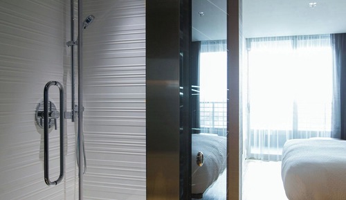 Room, 1 King Bed, Hearing Accessible, Balcony (Roll-in Shower & Transfer Shower)