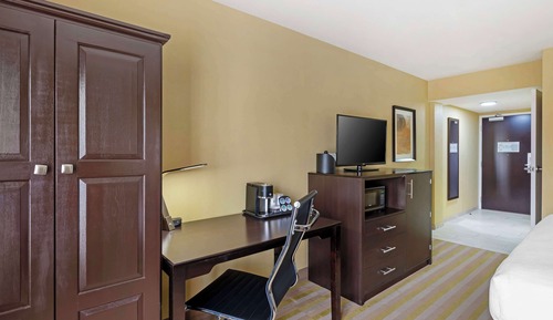 Standard Room, 1 King Bed, Accessible, Bathtub