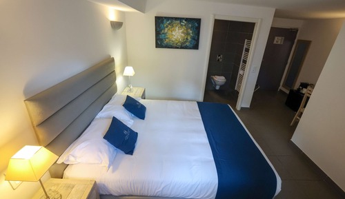 Standard Room, 1 Queen Bed, Accessible, Ground Floor (Walk-in Shower)