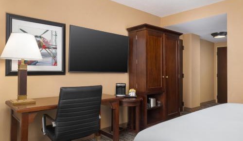 King Room with Roll-in Shower - Mobility and Hearing Accessible/Non-Smoking