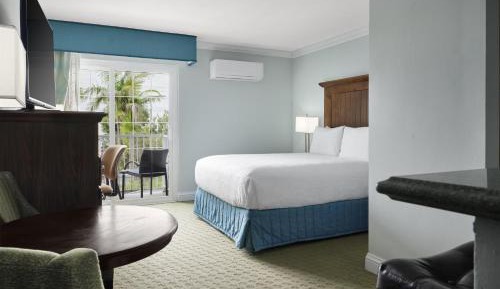 Queen Room with Kitchenette - First Floor