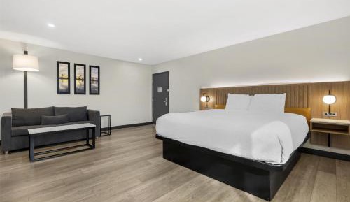 Large Corner King Room with Sofa Bed - Non-Smoking