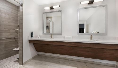 2 BEDROOM 2 KINGS DELUXE SUITE ROLL IN SHOWER