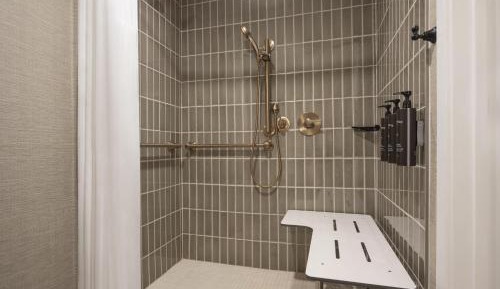 Queen Room with Two Queen Beds and Pool View - Mobility Accessible Tub