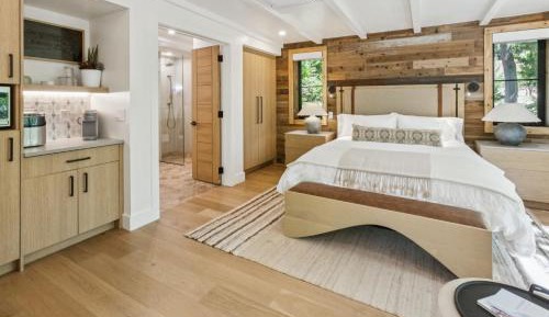 Deluxe King Suite