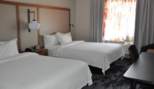 Queen Room with Two Queen Beds and Roll-In Shower - Mobility Access