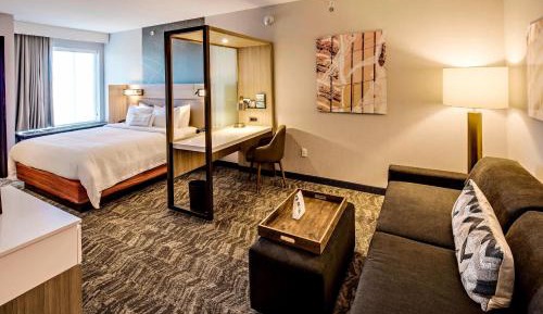 King Suite with Bathtub and Trundle Sofa - Mobility Access