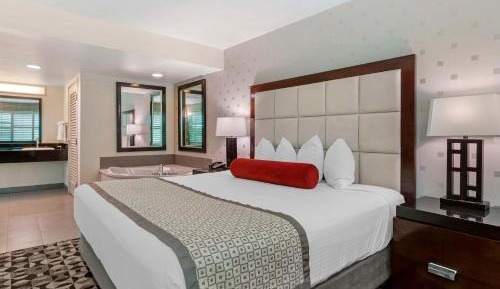 King Suite with Spa Bath, Living Room and Private Patio - Non-Smoking