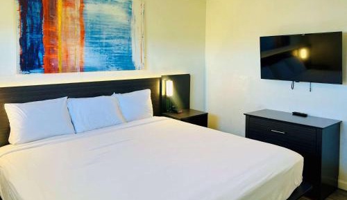 1 King Bed | Non-Smoking, Kitchen