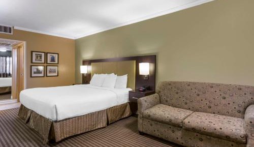 King Suite with Spa Bath and Sofa Bed - Non-Smoking