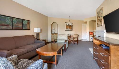 1 BEDROOM 1 KING SUITE WITH ACCESSIBLE TUB