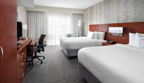 Queen Room with Two Queen Beds and Roll-In Shower - Mobility Access/Hearing Accessible