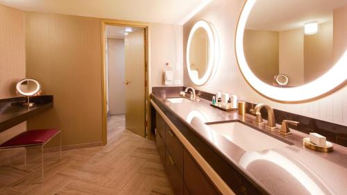 CORNER SPA SUITE 1 KING NON-SMOKING