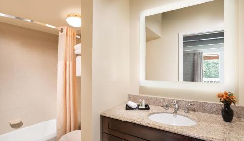 Queen Room with Pool View