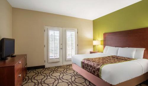 Deluxe Executive King Room - Non-Smoking
