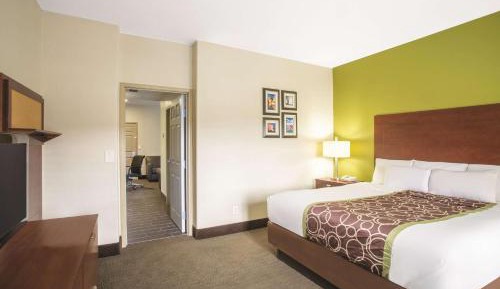 King Suite - Pet Friendly 1st Floor Only - Non-Smoking