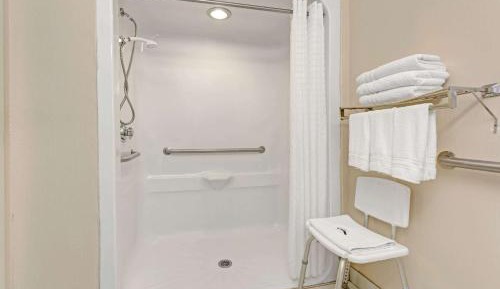 Queen Studio Suite - Mobility Access/Non-Smoking