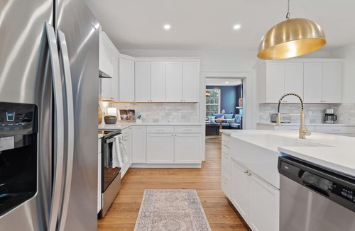 Bowling Green House | Charming 4-bedroom house in Bowling Green with WiFi, AC - 1700s Modern Reno