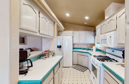 Meadview House | 3bd, dog-friendly home with central AC