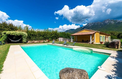 Tavaco House | Paravano - maison climatisée avec piscine