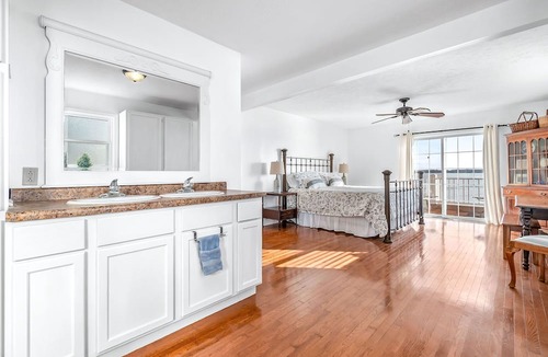 Coldwater Cottage | NEW- Pearl Beach Lakefront, Gorgeous View & Sandy Beach - Perfect for Gatherings