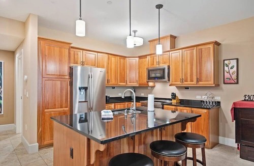 Sandpoint Condo | Lake view condo with WiFi, balcony, fireplace, & shared pool/hot tub/grills