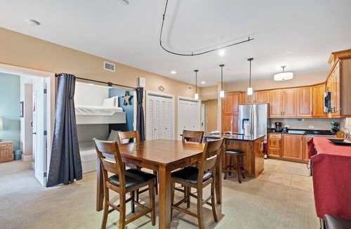 Sandpoint Condo | Lake view condo with WiFi, balcony, fireplace, & shared pool/hot tub/grills