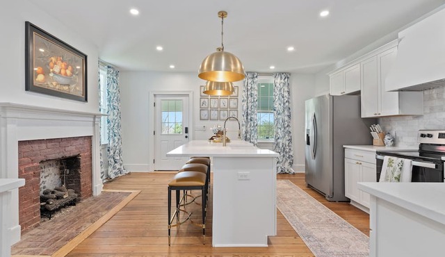 Charming 4-bedroom house in Bowling Green with WiFi, AC - 1700s Modern Reno