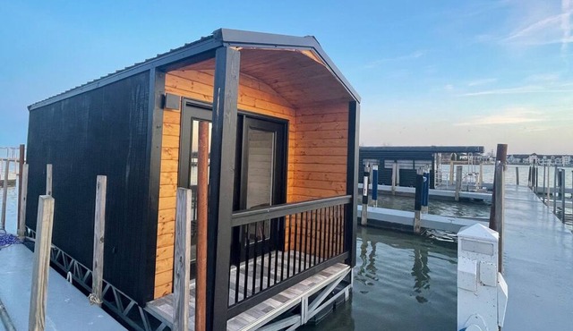 Lux Houseboat #3 at SoLSTAY