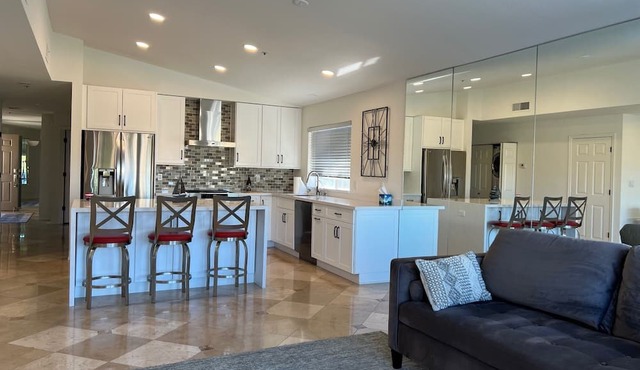 Lakeside 2-bedroom condo with WiFi, pool and fitness room in lovely Scottsdale