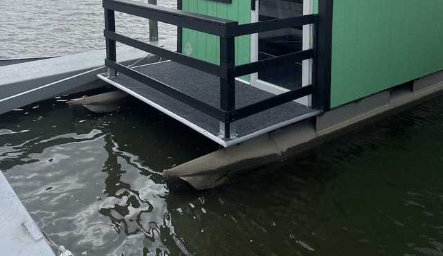 Escape on the Water-Tiny Houseboat @ SoLSTAY Resort