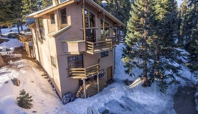 Blue Jay's Nest Sequoia Cabin in Ponderosa, CA
